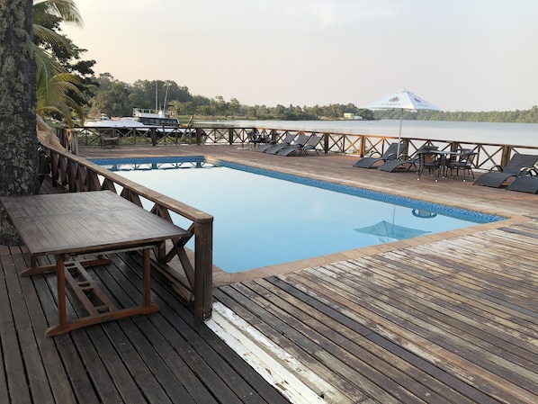 Una piscina al aire libre