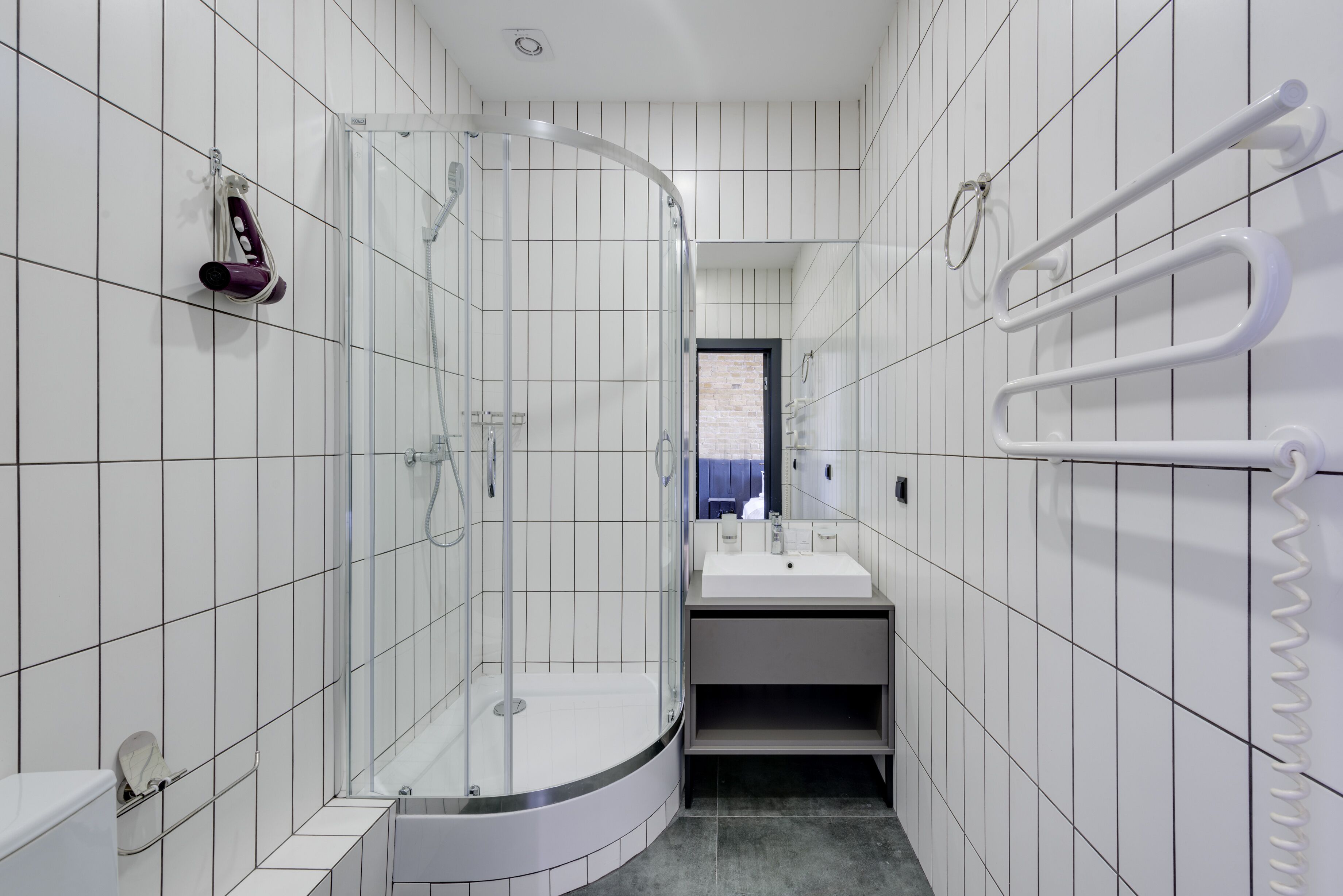 Habitación básica doble, 1 cama de matrimonio, no fumadores, frigorífico | Baño | Ducha, artículos de higiene personal gratuitos y secador de pelo