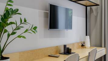 Habitación básica doble, 1 cama Queen size, para no fumadores, refrigerador | Televisión