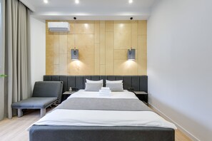 Habitación doble superior, 1 cama de matrimonio, no fumadores, frigorífico | Caja fuerte, mobiliario individual, escritorio