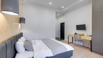 Caja de seguridad en la habitación, muebles diferentes y escritorio