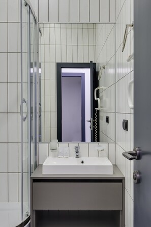 Basic Twin Room, 2 Single Beds, Non Smoking, Refrigerator | Bathroom sink
