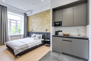 Habitación básica doble, 1 cama de matrimonio, no fumadores, frigorífico | Cocina básica privada | Frigorífico, microondas y utensilios de cocina