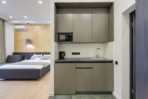 Superior Tek Büyük Yataklı Oda, 1 Büyük (Queen) Boy Yatak, Sigara İçilmez, Buzdolabı | Özel küçük mutfak | Buzdolabı, mikrodalga fırın, tencere seti/tabak/mutfak aletleri 