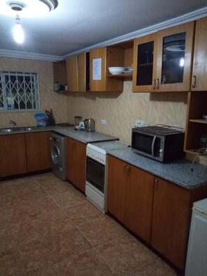 Refrigerador, microondas, horno, placa de cocina