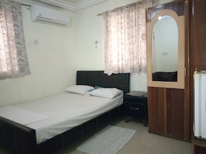 Basic Double Room | In-room safe, desk, free WiFi, bed sheets - Charlie's Guest House (Accra)