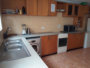 Fridge, microwave, oven, stovetop - Charlie's Guest House (Accra)