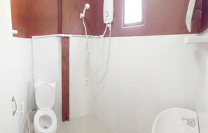 Deluxe-Bungalow | Badezimmer | Dusche, kostenlose Toilettenartikel, Hausschuhe