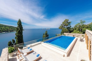 Seasonal outdoor pool, pool umbrellas, sun loungers - Villa Malo More (Dubrovnik)