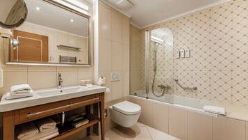 Luxury Apartment, 2 Bedrooms, Balcony, Sea View | Bathroom