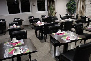 Daily continental breakfast for a fee - Hotel Orion (Amneville)