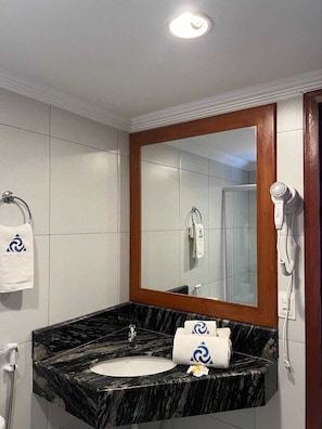 Ducha, cabezal de ducha tipo lluvia, secador de pelo, toallas