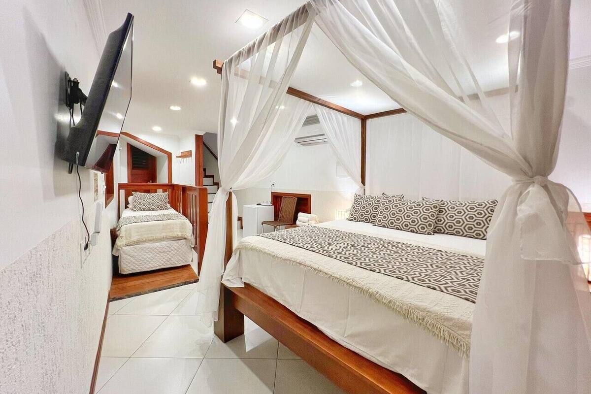 Minibar, free WiFi, bed sheets