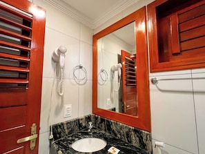 Chambre économique double | Salle de bain | Douche, douche cascade, séchoir à cheveux, serviettes fournies