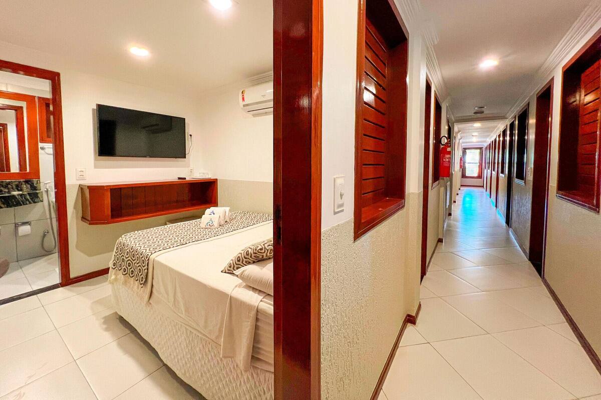Minibar, free WiFi, bed sheets