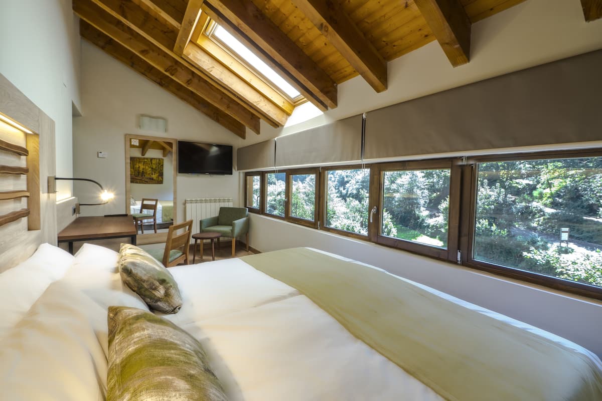 Classic Double Room | In-room safe, desk, blackout drapes, soundproofing