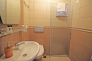 Twin Room, Sea View | Bathroom | Shower, free toiletries, hair dryer - Hambarli Otel (Bozcaada)