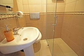 Twin Room, Sea View | Bathroom | Shower, free toiletries, hair dryer - Hambarli Otel (Bozcaada)