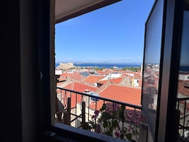 Habitación con 2 camas individuales, vistas al mar | Ropa de cama de alta calidad, wifi gratis, ropa de cama