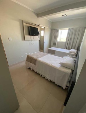 Habitación Deluxe con 2 camas individuales | Escritorio, cortinas blackout, wifi gratis y ropa de cama 