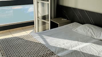 Escritorio, cortinas blackout, wifi gratis y ropa de cama