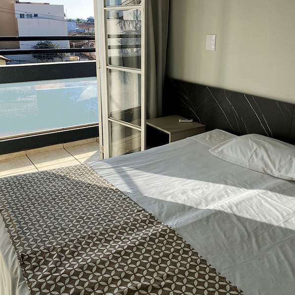 Escritorio, cortinas blackout, wifi gratis y ropa de cama 