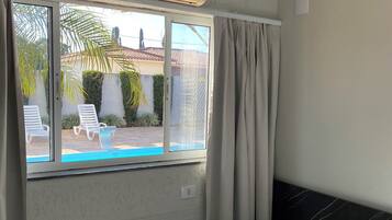 Quarto casal | Escrivaninha, cortinas blackout, Wi-Fi de cortesia, roupa de cama