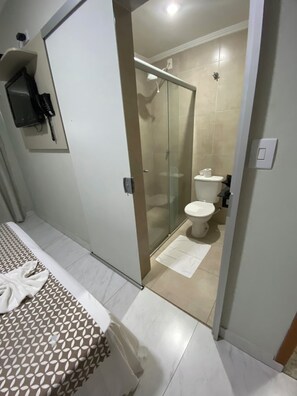 Shower, hair dryer, towels - Hotel Boituva Inn (Boituva)