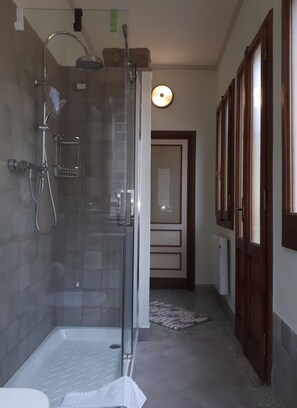 Family Triple Room, Balcony | Bathroom shower - Dolce Rosa  Centro Storico (Sansepolcro)