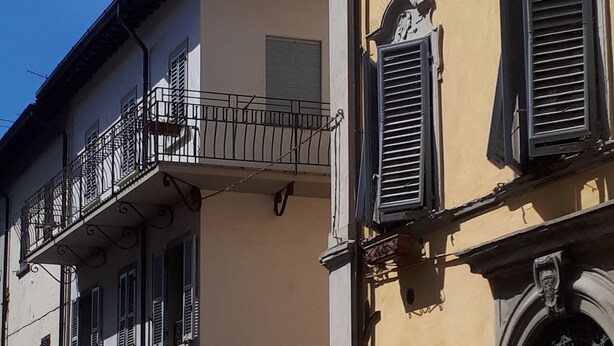 A building with a balcony, multiple windows, and a door. - Dolce Rosa  Centro Storico (Sansepolcro)