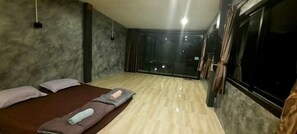Basic Room, 1 Bedroom, Lanai, River View | Memory-foam beds, individually decorated, individually furnished - Lom Choi Home Stay Ayutthaya - Hostel (Ayutthaya)