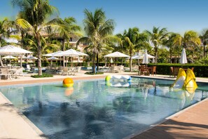 4 outdoor pools, pool loungers