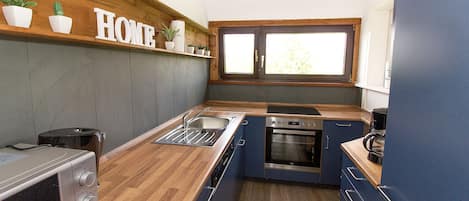 Condo Premium, 2 habitaciones, cocina, en el área del jardín | Cocina privada | Refrigerador, microondas, cafetera y tetera y tetera eléctrica