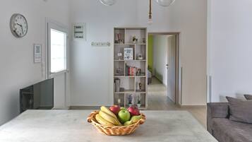 Full-sized fridge, microwave, oven, stovetop