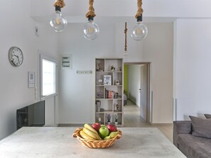 Full-size fridge, microwave, oven, stovetop - Colors In Naousa (Paros)