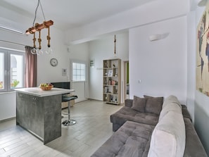 Stort kylskåp, mikrovågsugn, ugn och spishäll