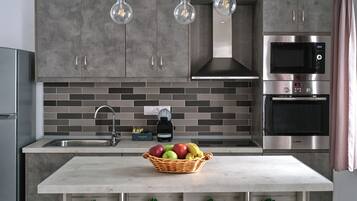 Stort kylskåp, mikrovågsugn, ugn och spishäll