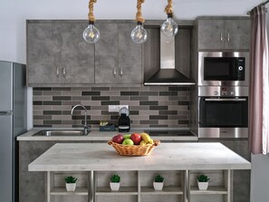 Full-size fridge, microwave, oven, stovetop - Colors In Naousa (Paros)