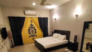 Deluxe Room, 1 King Bed, City View | 3 bedrooms, minibar, desk, laptop workspace
