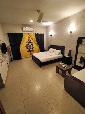 Deluxe Room, 1 King Bed, City View | 3 bedrooms, minibar, desk, laptop workspace