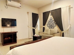 Phòng Deluxe, 1 giường cỡ king, quang cảnh thành phố | Minibar, bàn, khu vực làm việc phù hợp cho laptop 