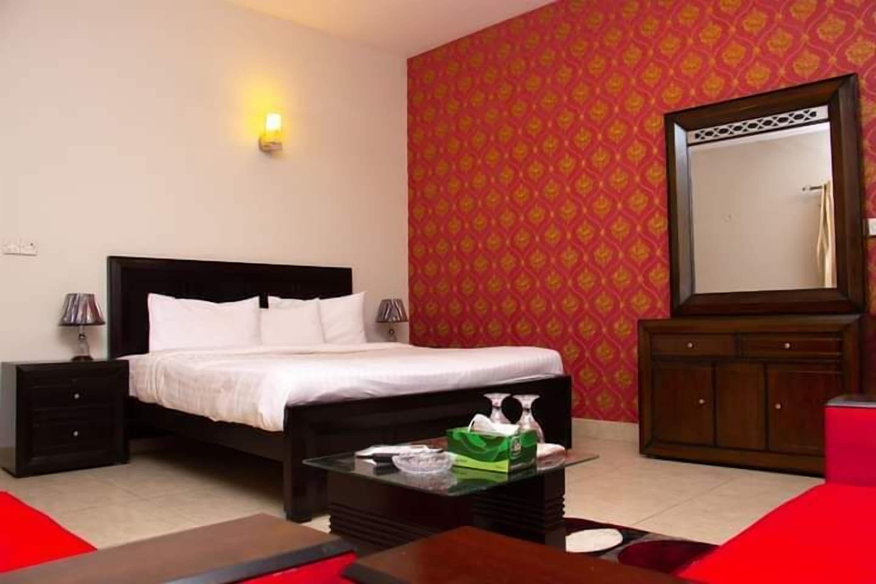 Deluxe kamer, 1 kingsize bed, uitzicht op de stad | Een minibar, een bureau, een laptopwerkplek, een strijkplank/strijkijzer