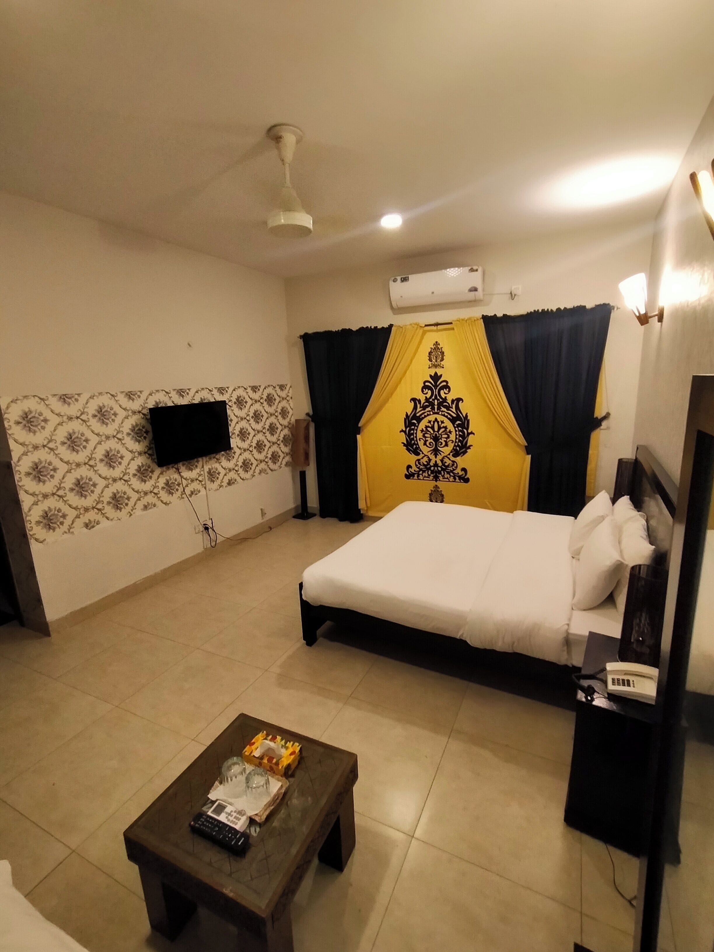 华丽客房, 1 张特大床, 城市景观 | 迷你吧、办公桌、笔记本电脑工作区、熨斗/熨衣板