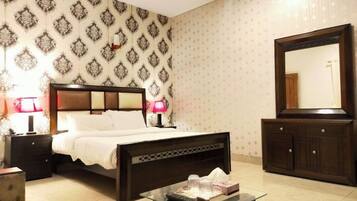 3 bedrooms, minibar, desk, iron/ironing board