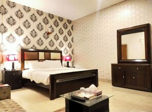 3 bedrooms, minibar, desk, iron/ironing board