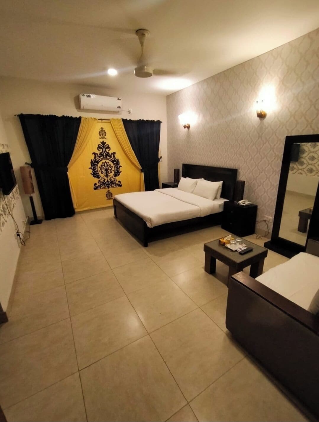 Economy kamer, 1 kingsize bed | Een minibar, een bureau, een laptopwerkplek, een strijkplank/strijkijzer