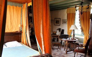 1 Schlafzimmer, hochwertige Bettwaren, individuell dekoriert