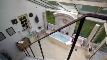 Suite (Pavillon De France) | Badkamer | Gratis toiletartikelen, een haardroger, handdoeken, zeep