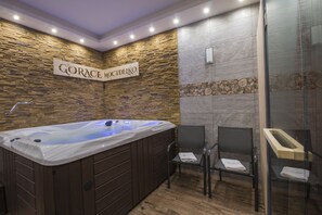 Indoor spa tub
