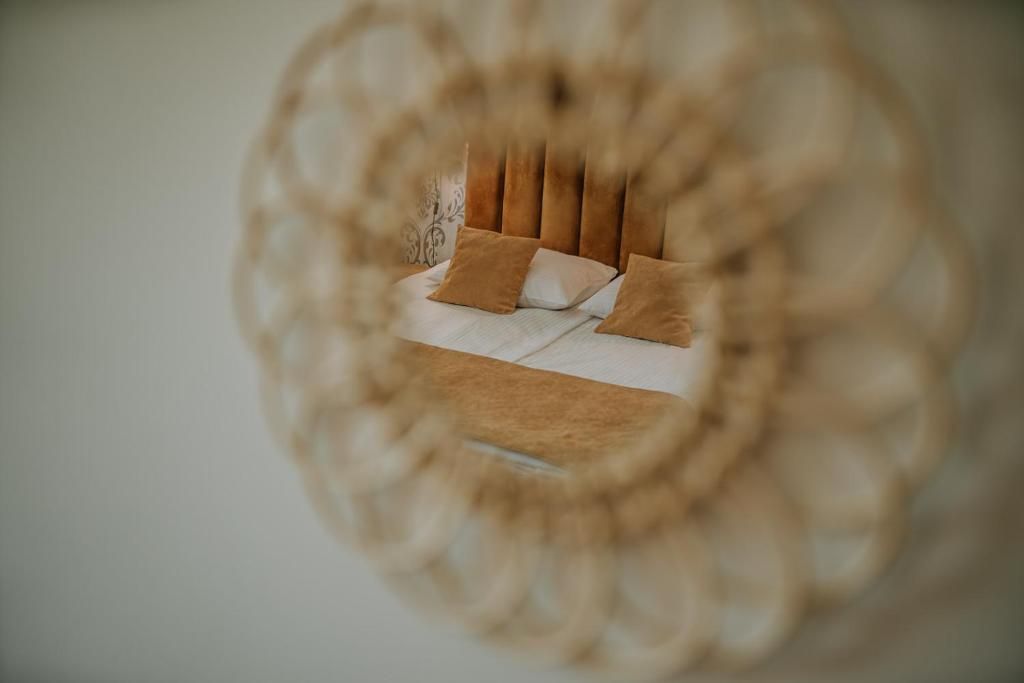 Ein Bett mit Kopfstütze und Kissen.